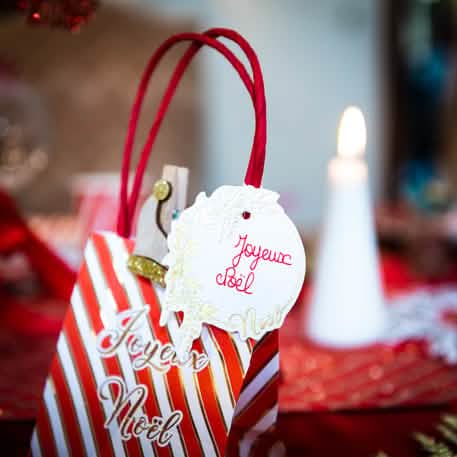 Detalhe da pega e da etiqueta dos sacos de cartão natal para chocolates