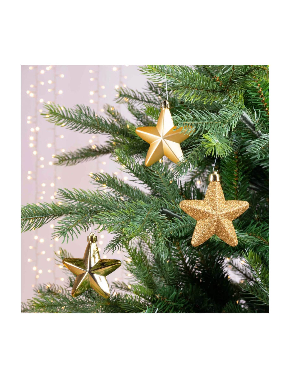 Em cenário sobre uma árvore de Natal, suspensões estrelas para árvore de Natal