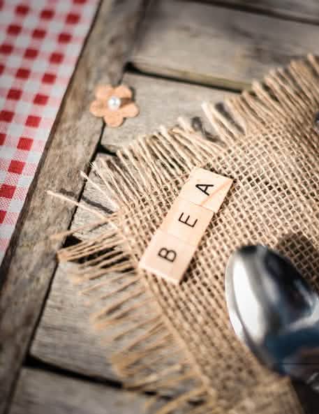 Cenário sobre lona de juta das 60 letras do alfabeto estilo scrabble para decoração de mesa em madeira