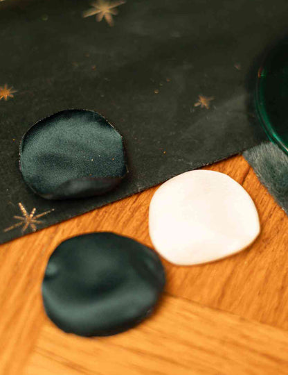 60 pétalas de cetim marfim e verde escuro 3,5 cm
