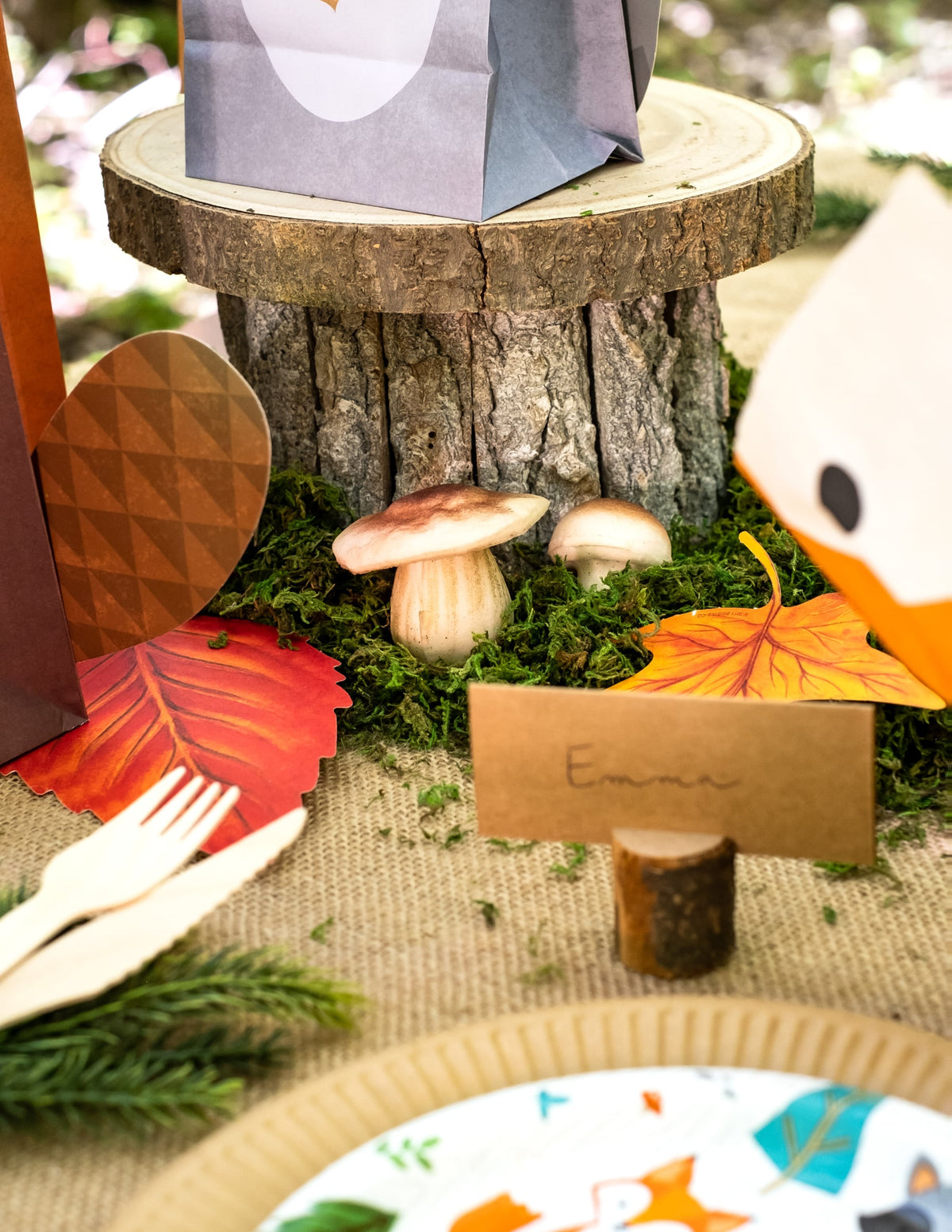 Décoration de table avec marque-place des champignons en mousse aspect naturel