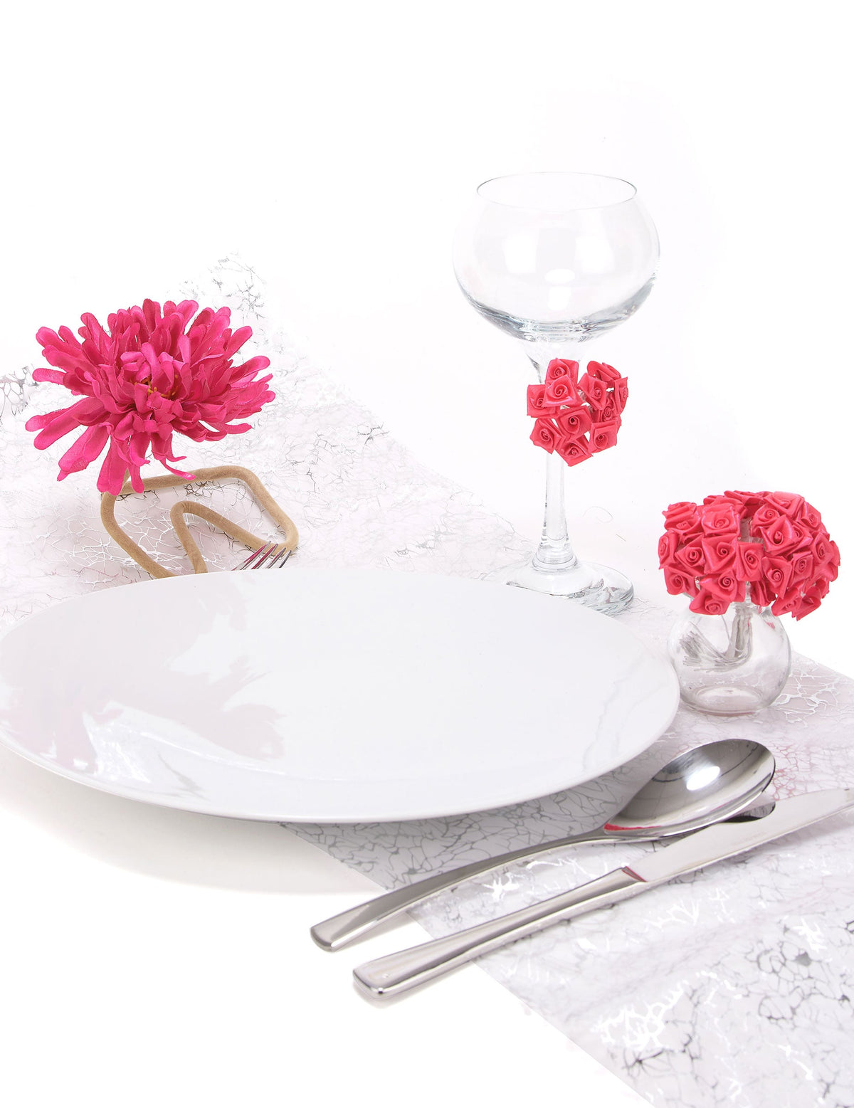 Mise en scène de table des mini roses en satin pour mariage