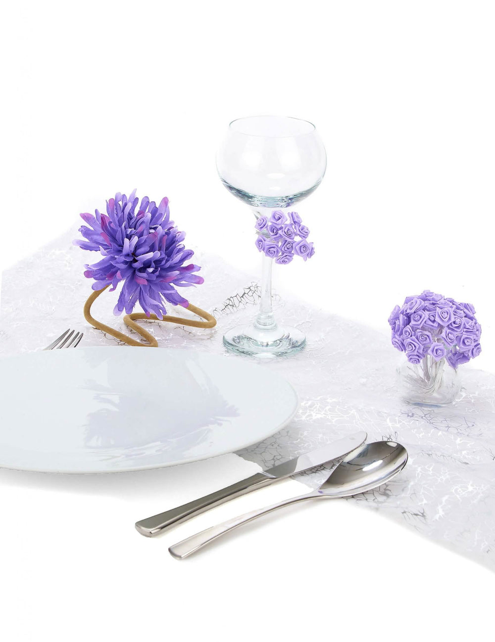 Encenação sobre uma mesa de festa de mini rosas em cetim para decoração de casamento lilás