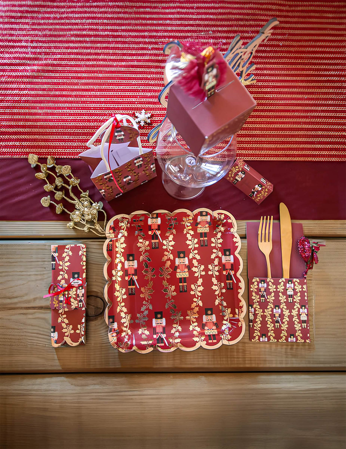 Mise en situation sur table des assiettes casse-noisette festif