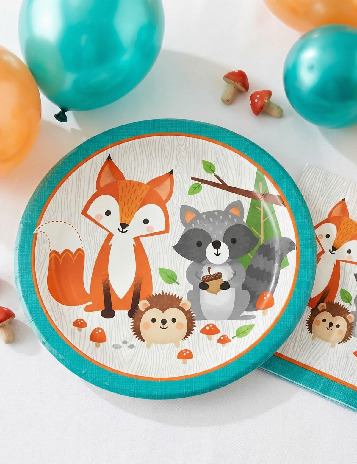 Montagem dos pratos de cartão animal da floresta