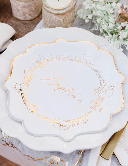Détail de l'inscription dorée des assiettes en carton baptême