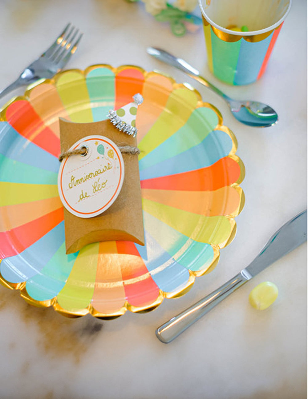 Mise en situation de table des assiettes en carton Berlingot pastel et dorure