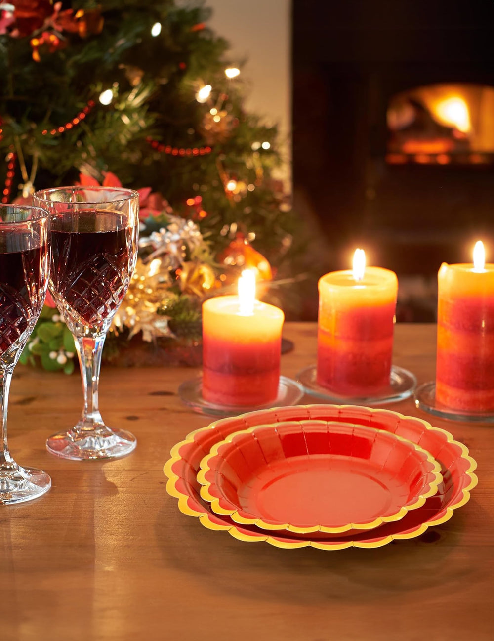 Mise en situation sur table des assiettes festonnées en carton pour Noël