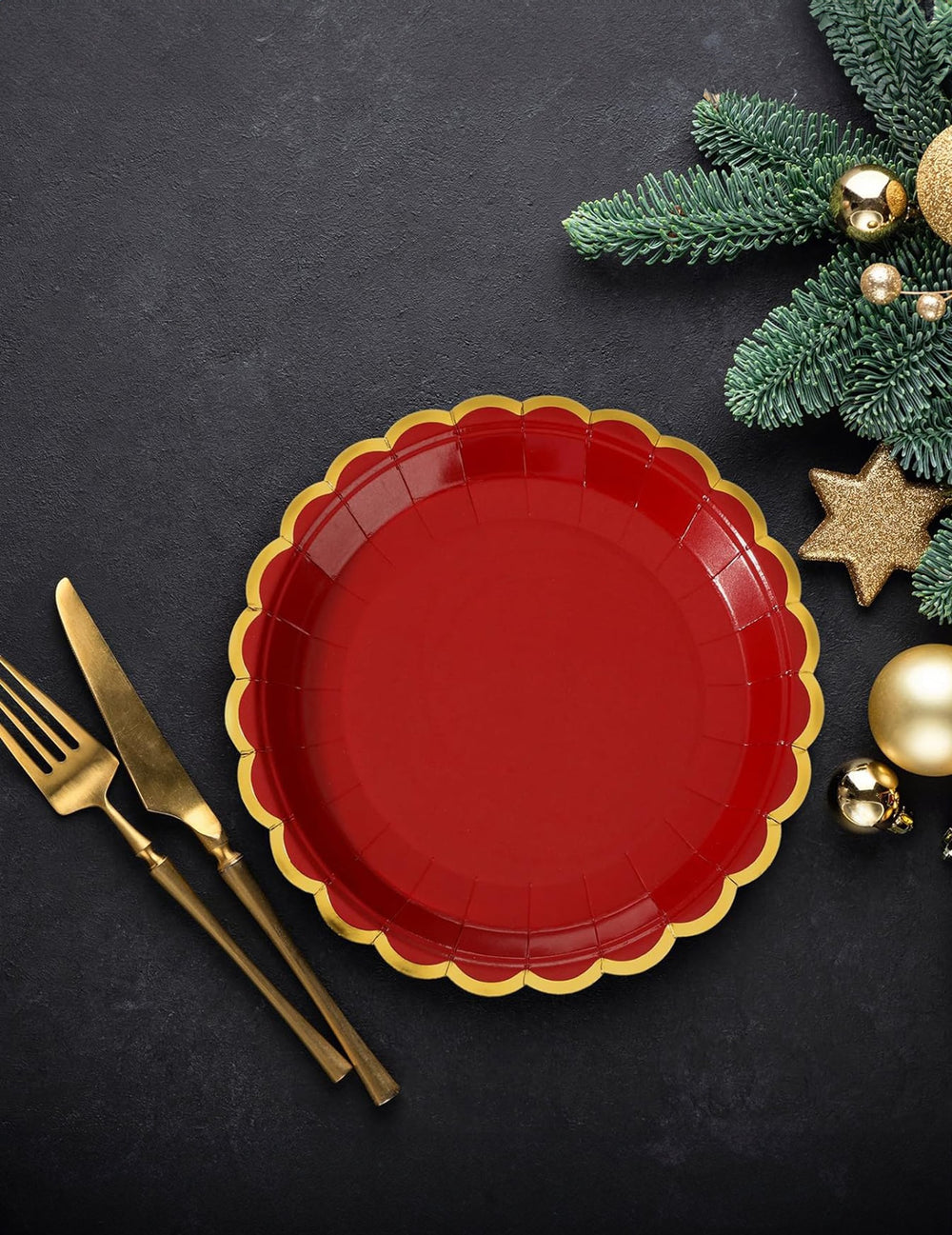 Mise en scène avec couverts et décorations des assiettes festonnées en carton pour Noël