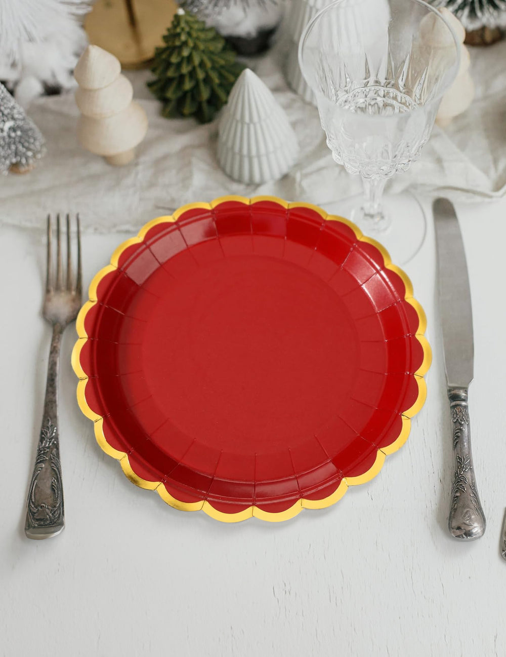 Vue de dessus des assiettes festonnées en carton pour Noël