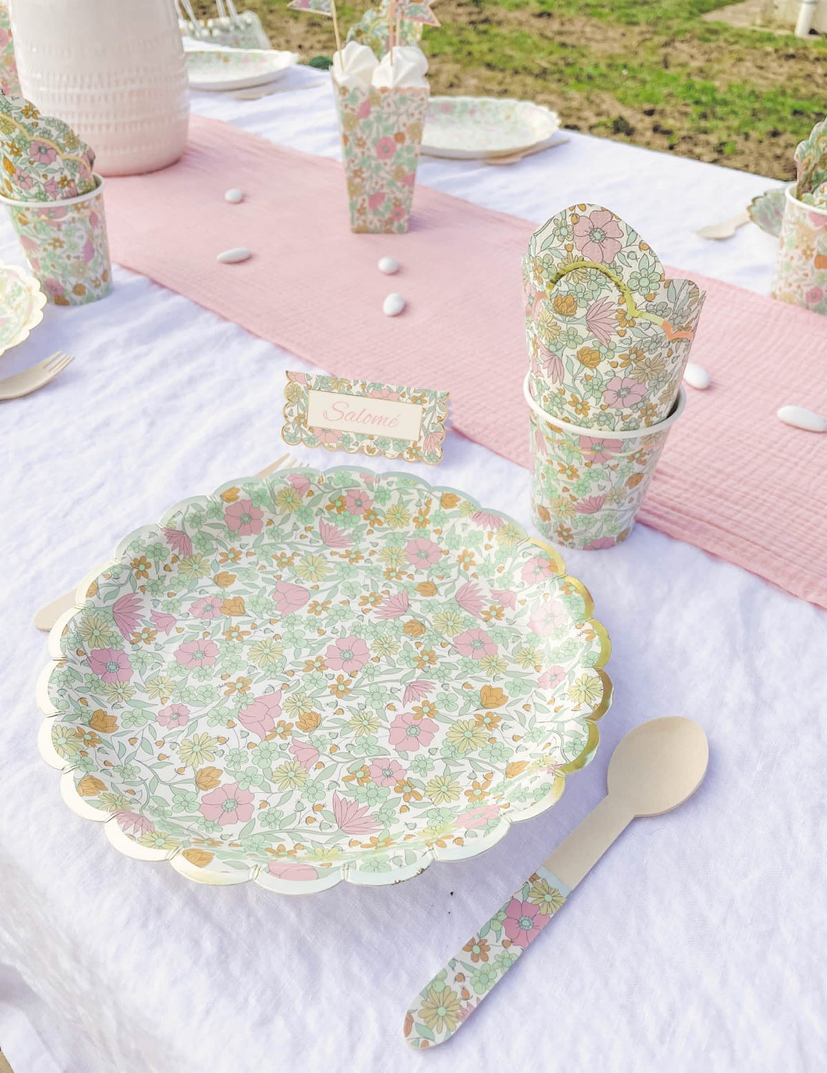 Mise en situação numa mesa de festa pratos festonados em cartão shabby com flores dourado