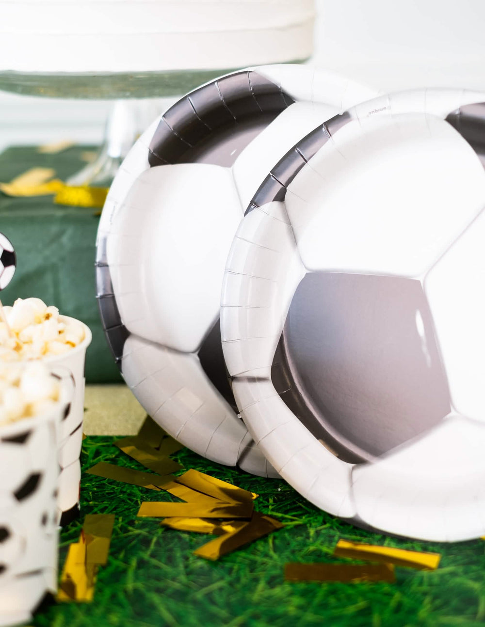 Grande plano do motivo dos pratos de cartão futebol
