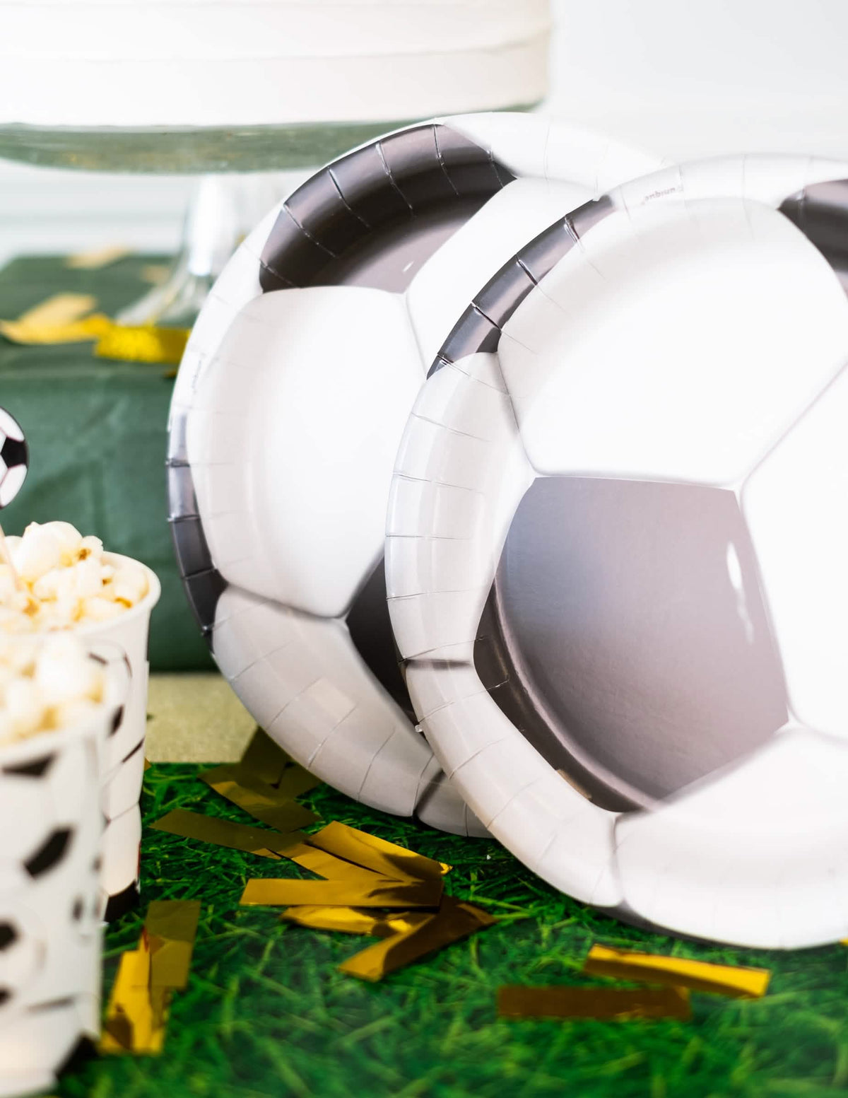 Grande plano do motivo dos pratos de cartão futebol