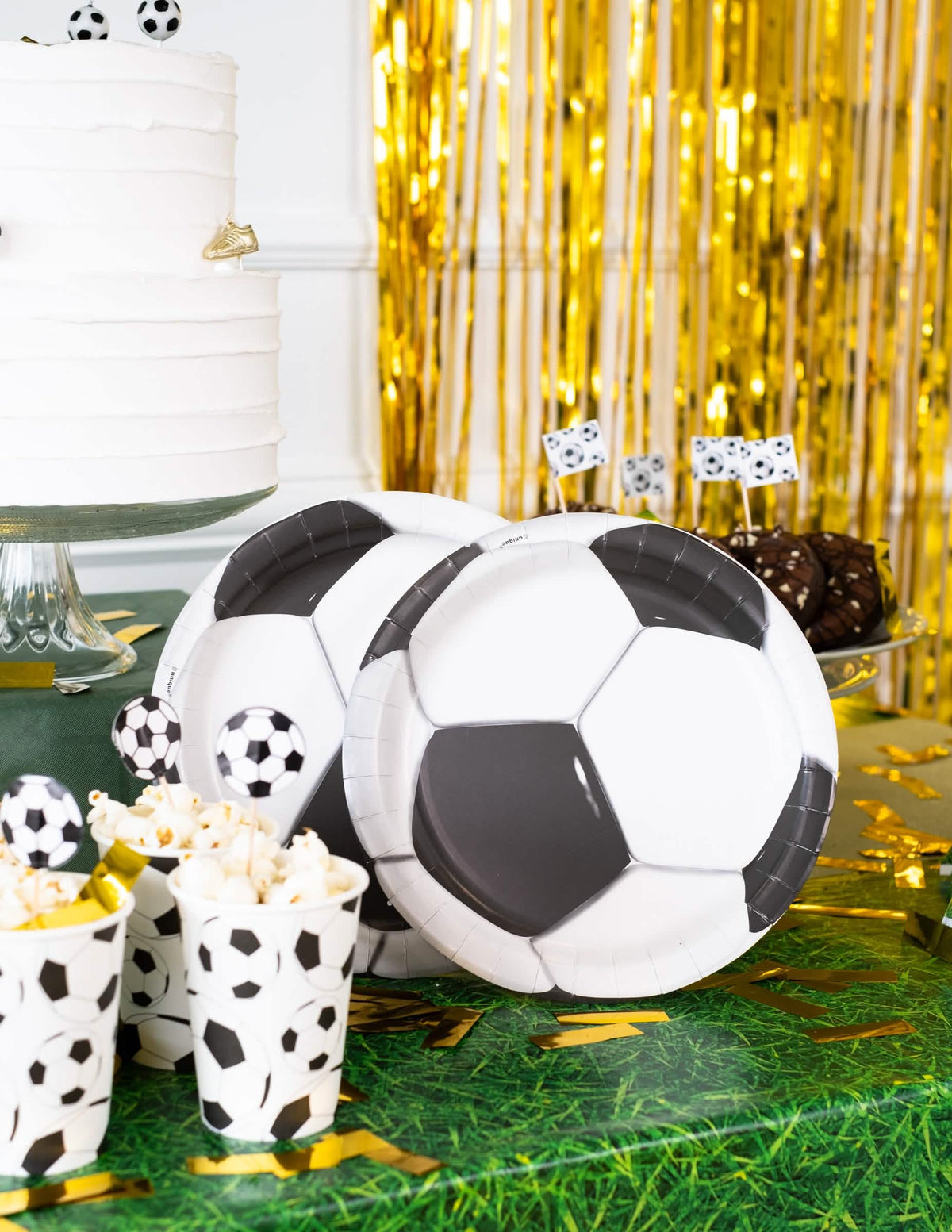 Vista geral da decoração de mesa dos pratos de cartão de futebol