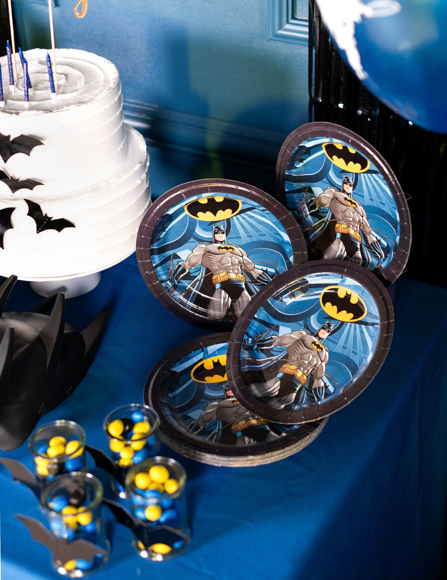 Mise en scène des assiettes en carton Batman