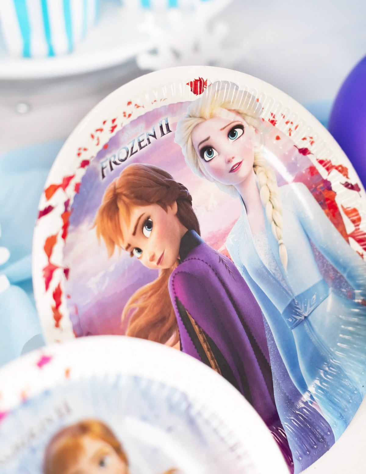 Detalhe da ilustração com Elsa e Anna dos pratos de cartão Frozen 2