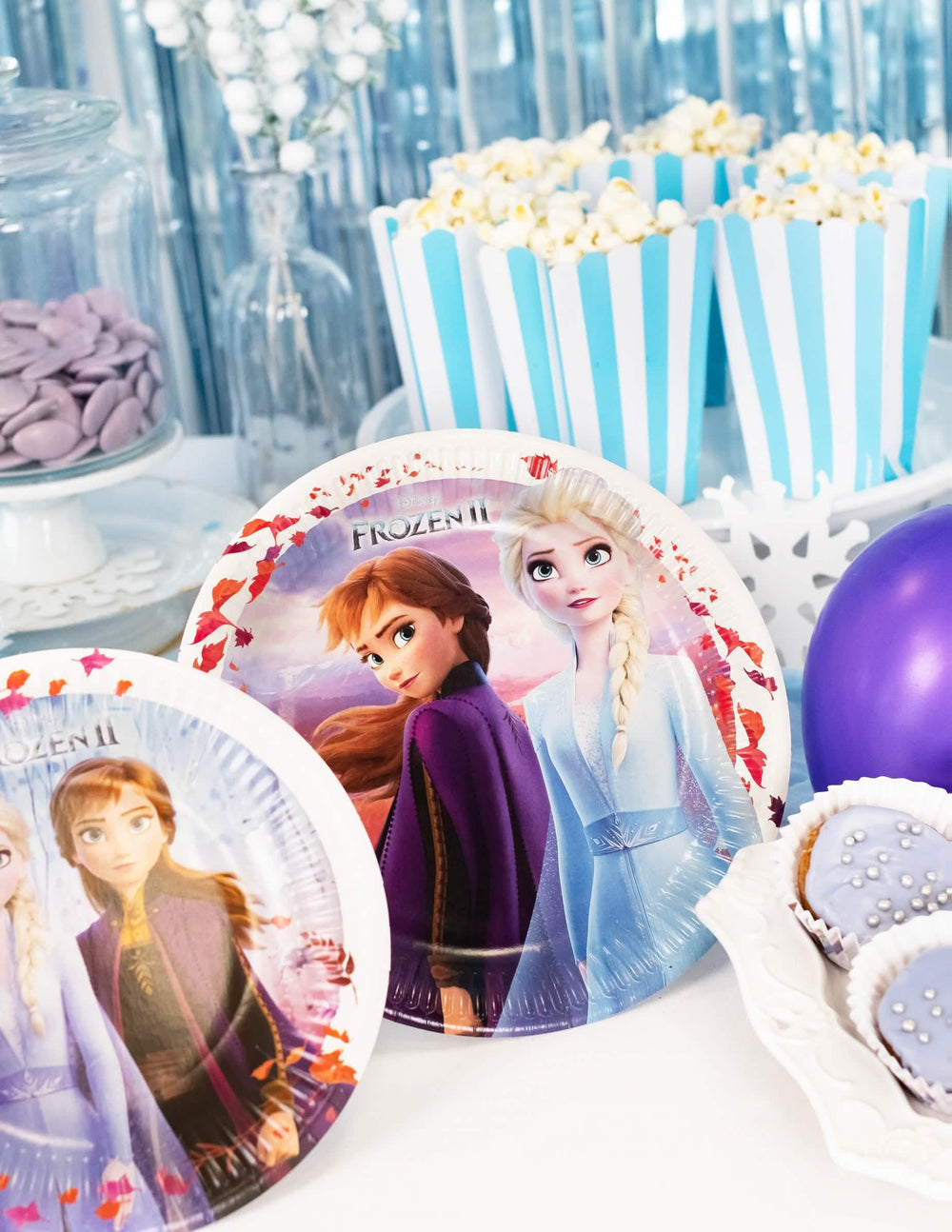 Mise em cena de buffet dos pratos em cartão Frozen 2