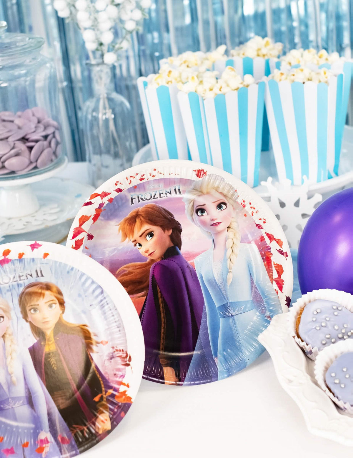 Mise em cena de buffet dos pratos em cartão Frozen 2