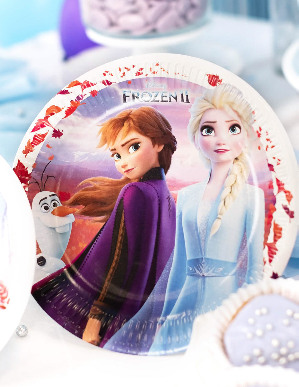 Grande plano da ilustração dos pratos de cartão Frozen 2