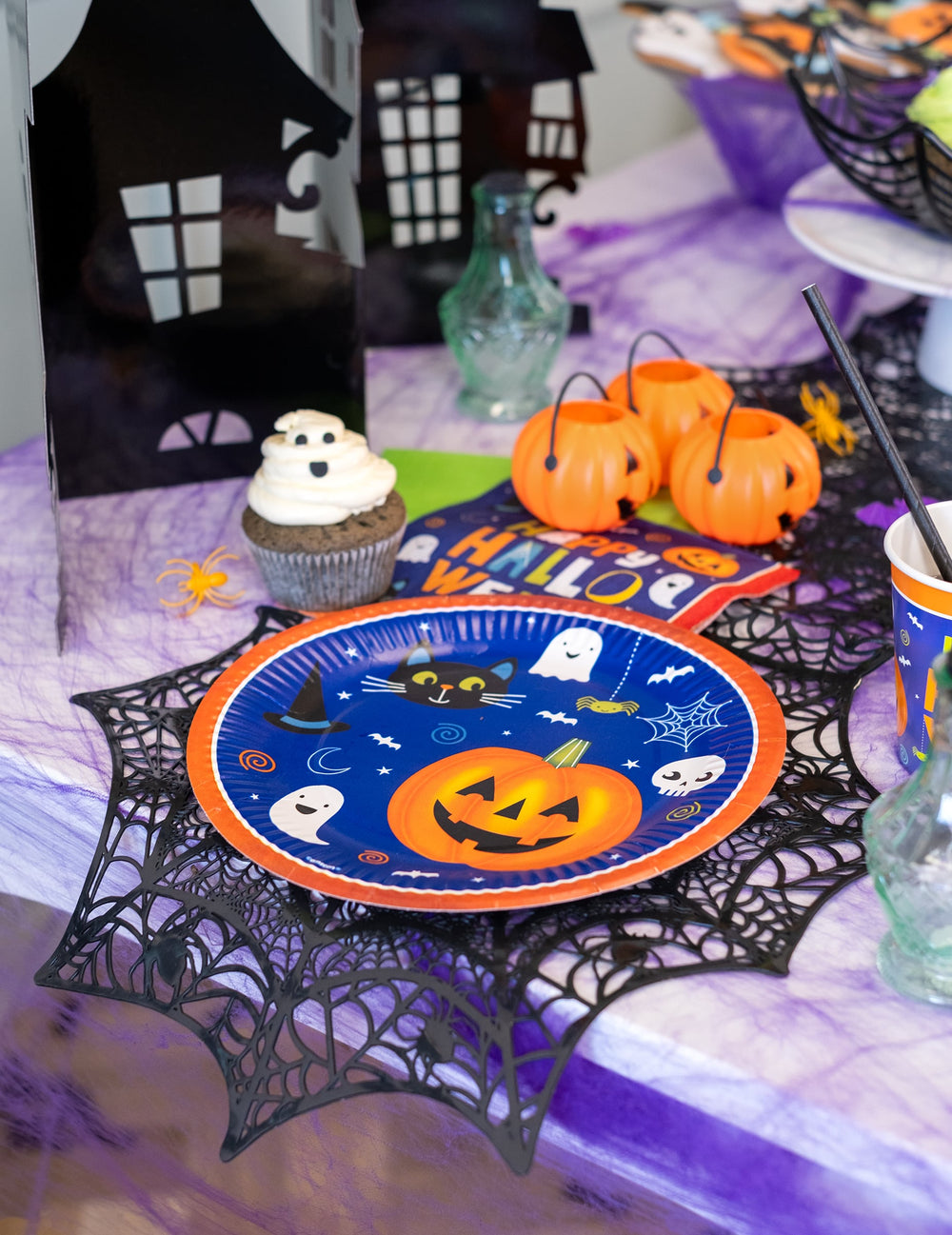 Mise en scène de table des Assiettes en carton Halloween Friends