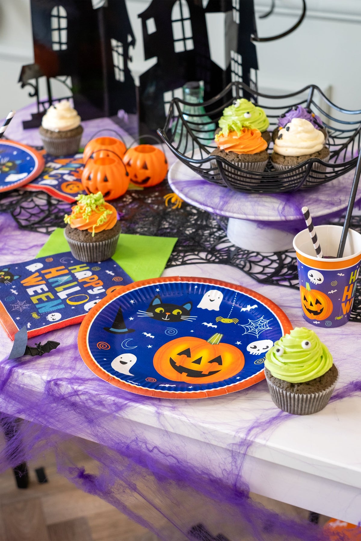 Mise en situation festive des assiettes en carton Halloween Friends