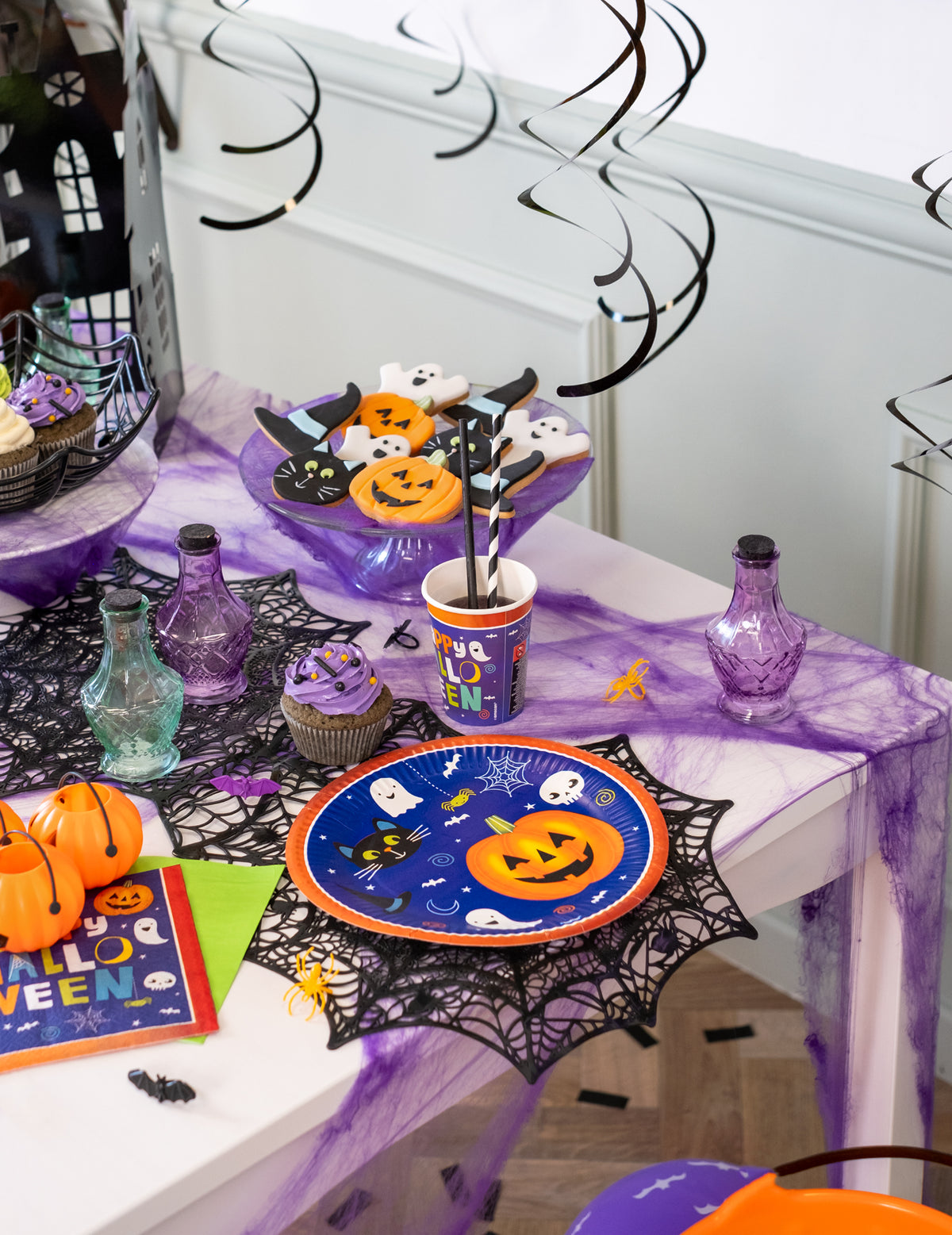 Détail de la décoration de table des Assiettes en carton Halloween Friends