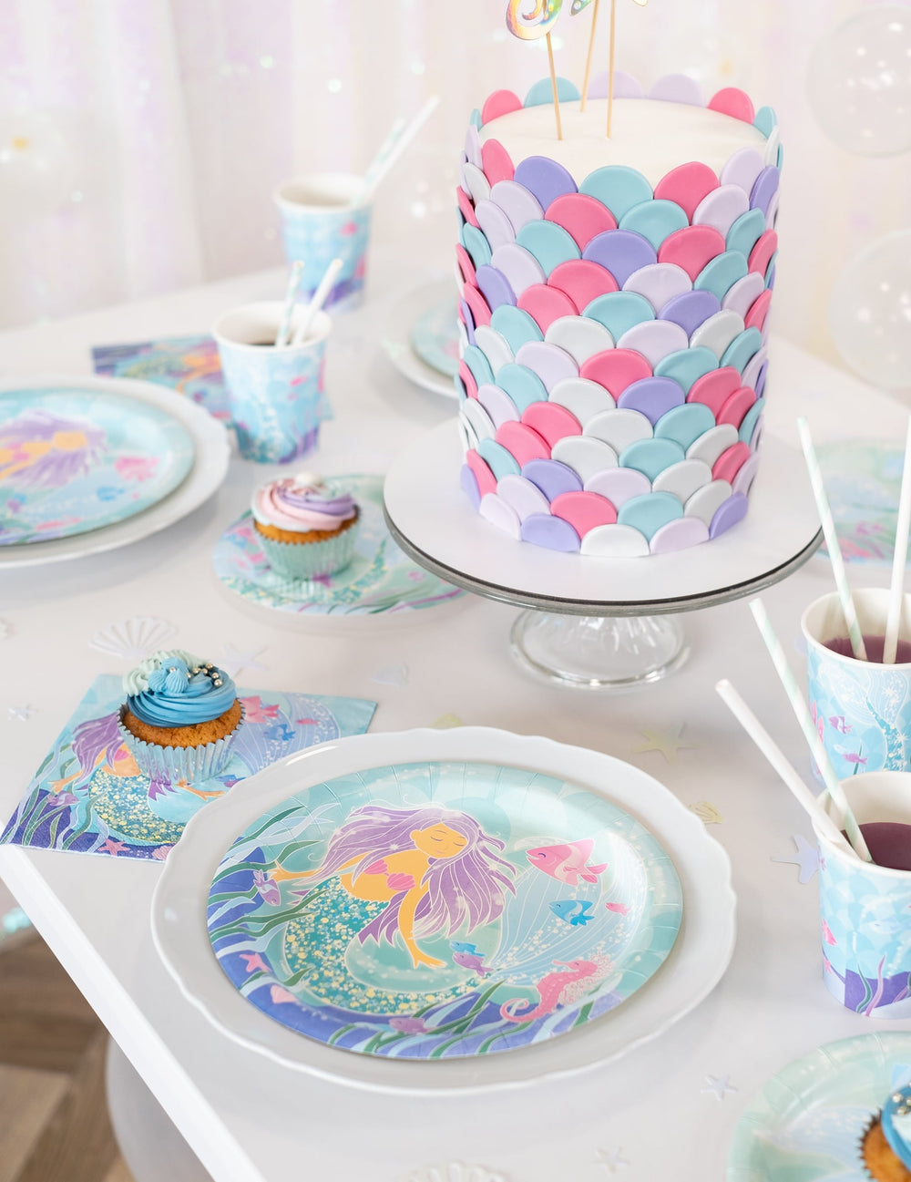 Mise en situation de la décoration de table des assiettes en carton jolie sirène