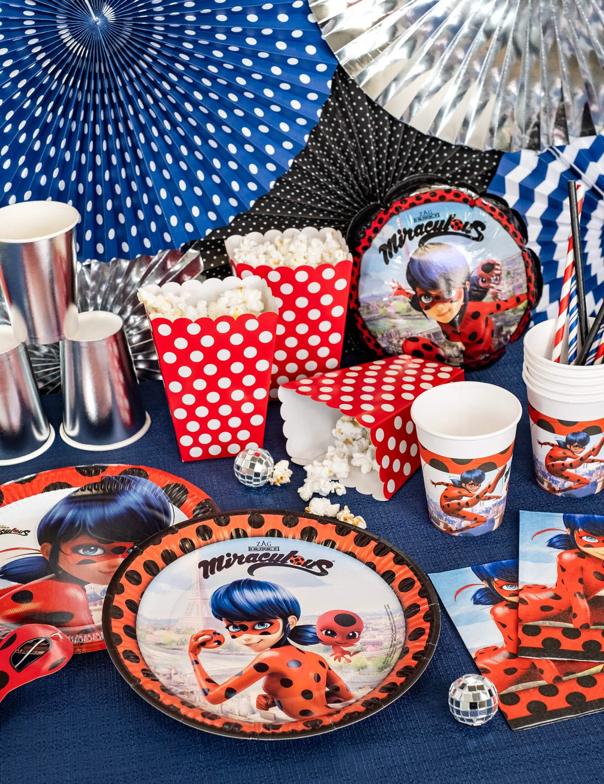 Vista geral da decoração de mesa com os pratos de cartão Ladybug em Paris