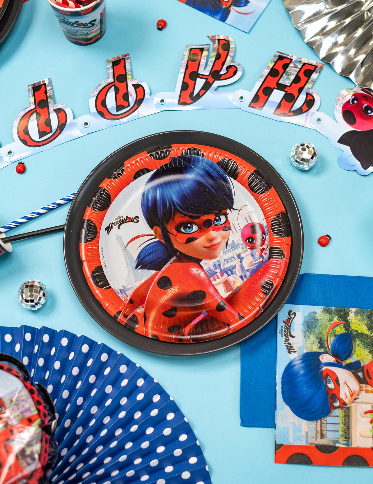 Mise en situation de fête de l'assiette en carton Miraculous Ladybug