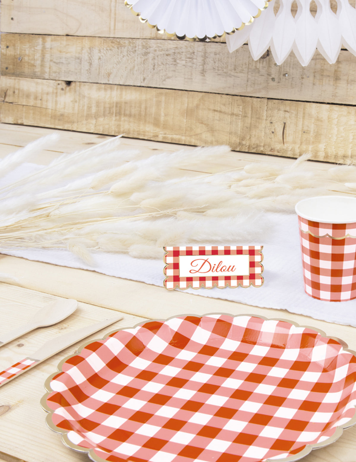 Mise en situation de table avec les assiettes festonnées en carton vichy rouge et blanc
