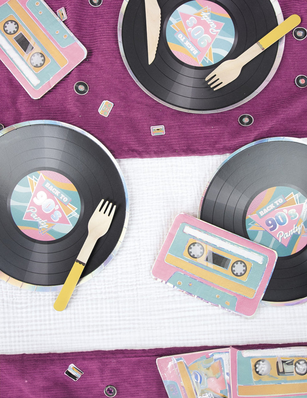 Mise en situation de décoration de table des assiettes en carton vinyle années 90