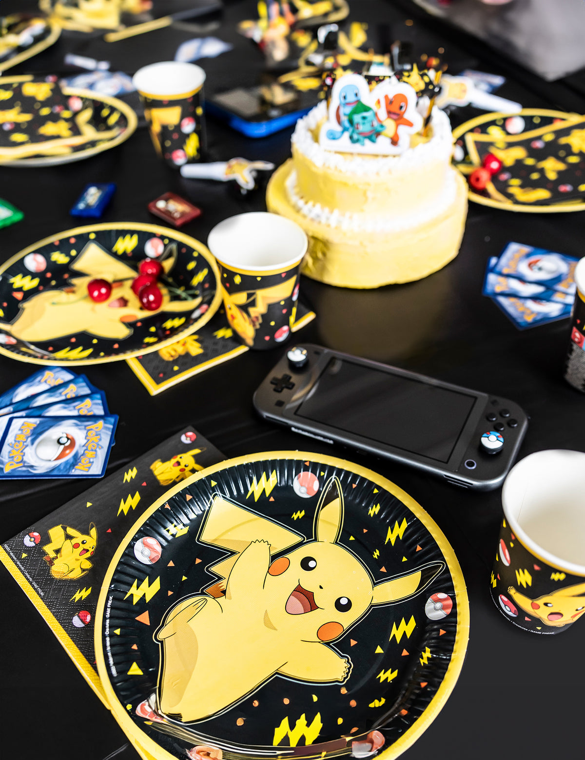 Vue d'ensemble de la table de fête avec les assiettes en carton Pokémon Pikachu