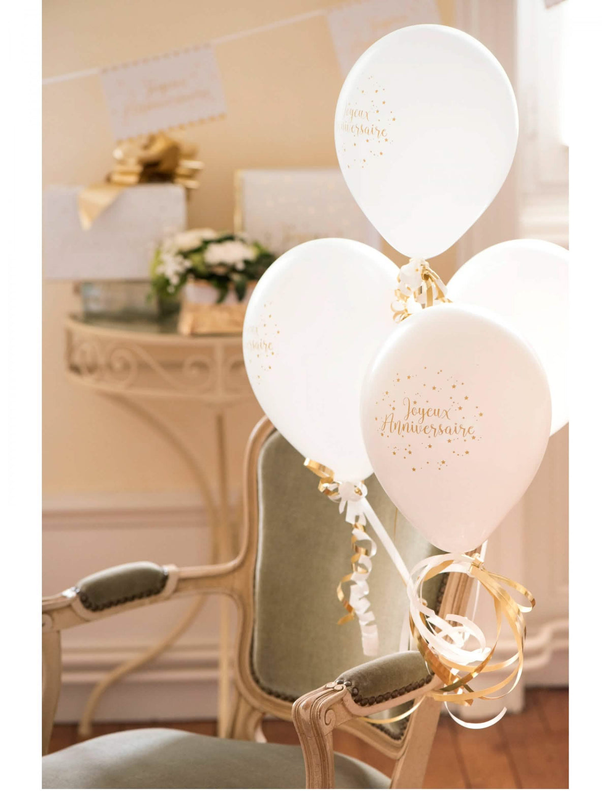 Colocação do balão em látex Feliz aniversário branco e dourado metalizado