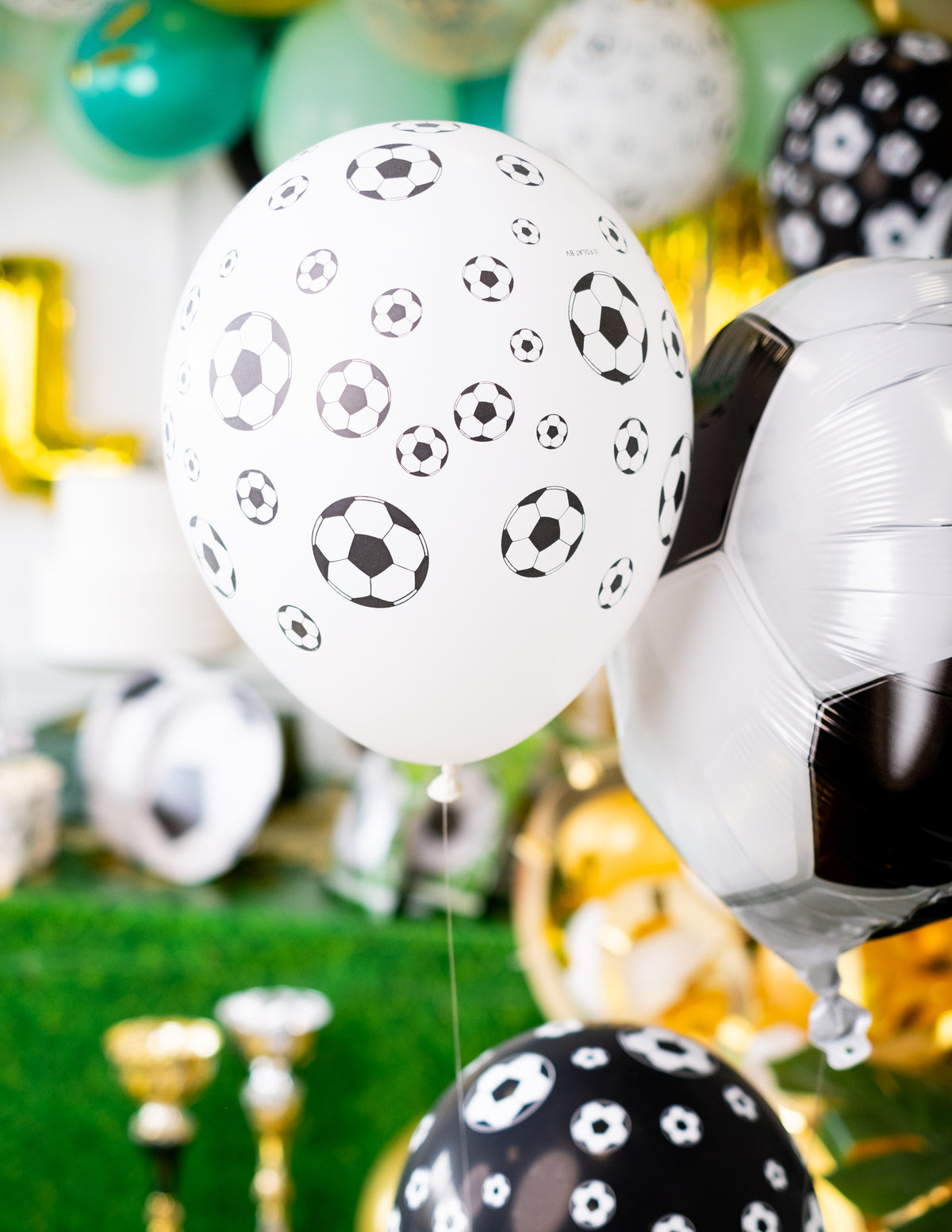 Gros plan sur les motifs des ballons latex Foot