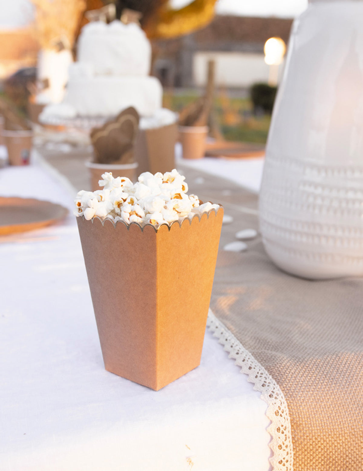 Mise en situation d'une boîte garnie des boîtes à pop corn kraft et or
