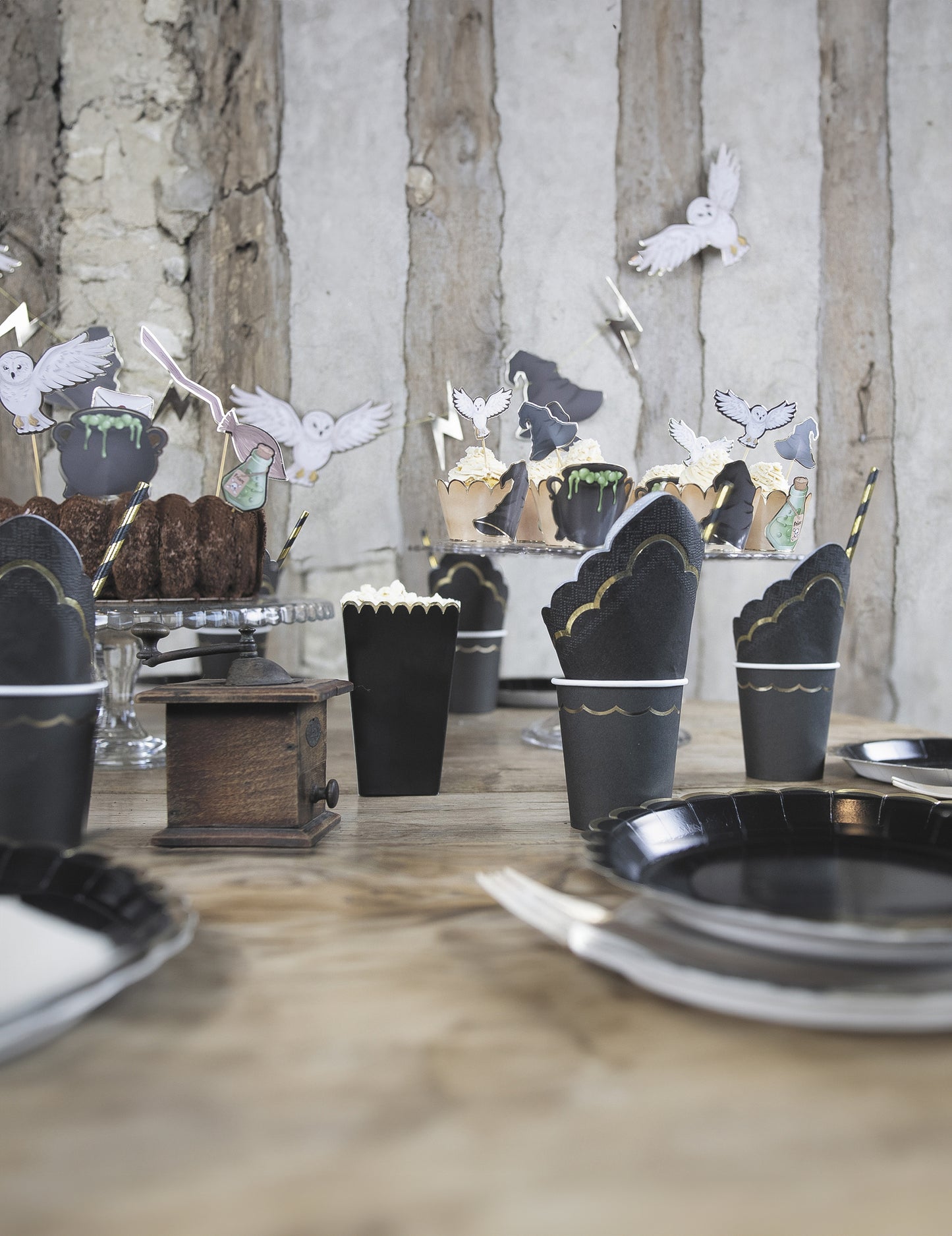 Mise en scène sur une table de fête des boîtes à pop-corn festonnées noires et or