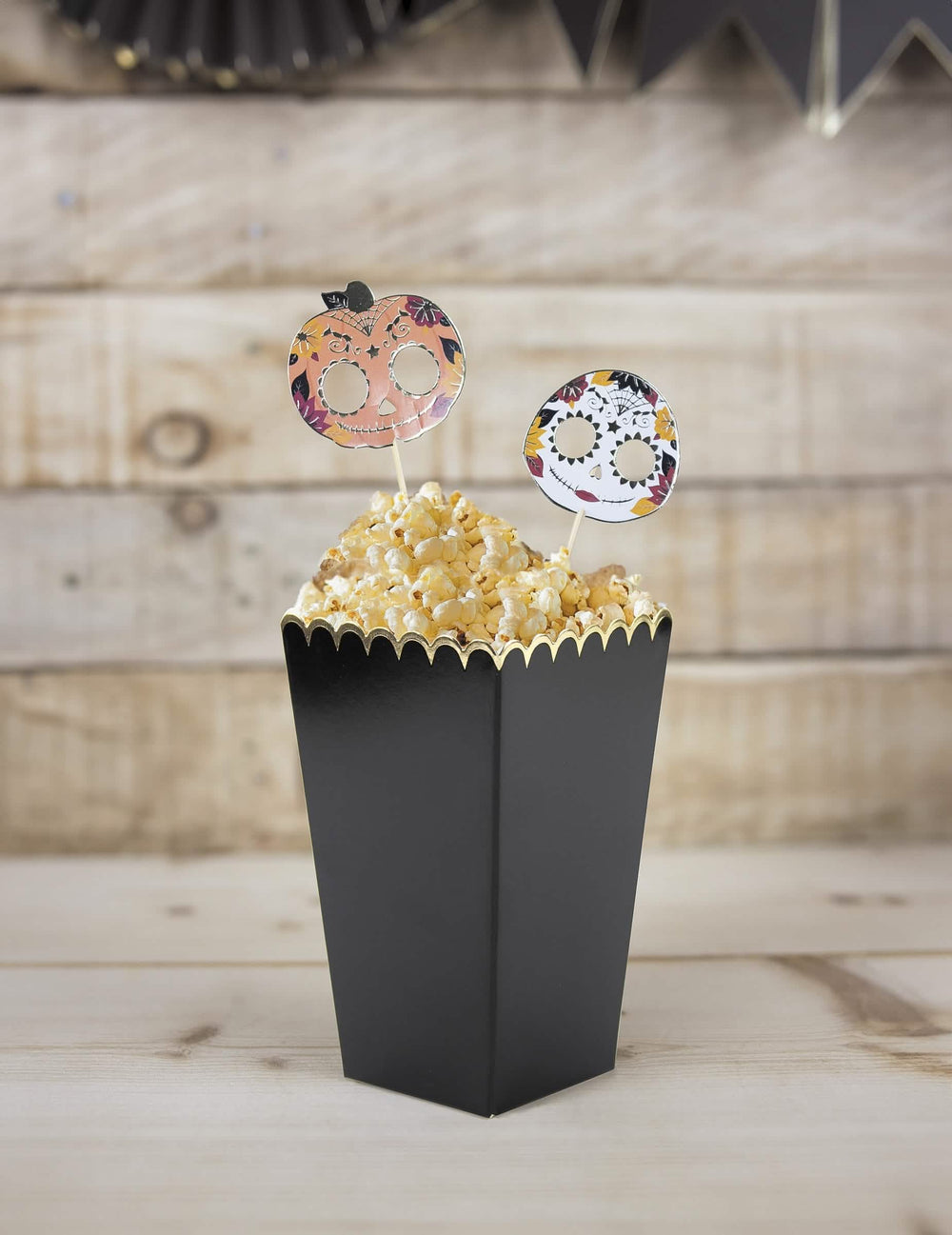 Colocação das caixas de pipocas decoradas para festa pretas e dourado