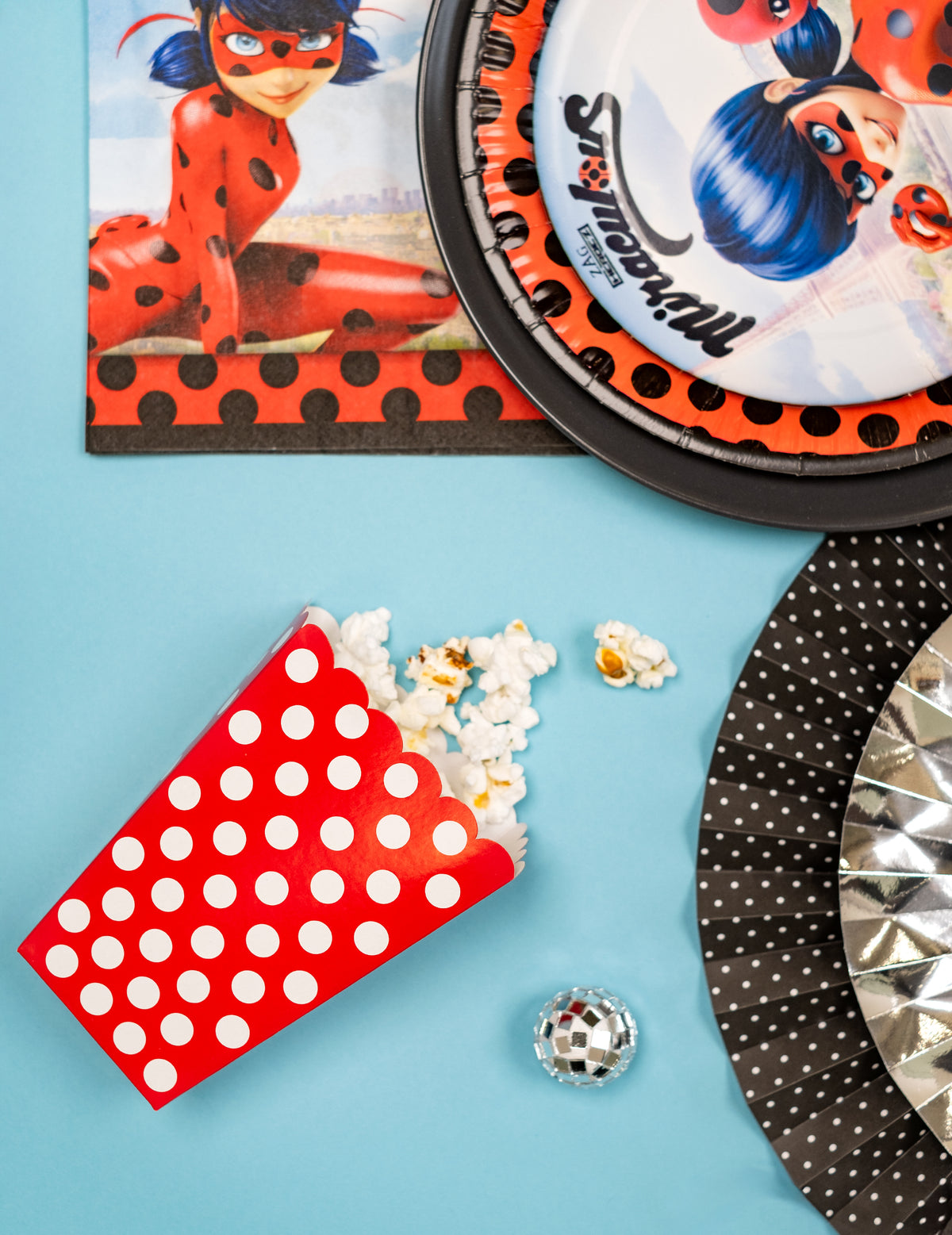 Mise en situation avec du popcorn des boîtes pop corn rouge à pois blancs pour fête