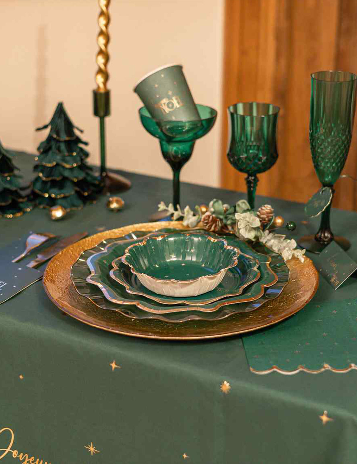 8 tigelas de Natal atemporal verde-inglês e dourado 13,5 cm