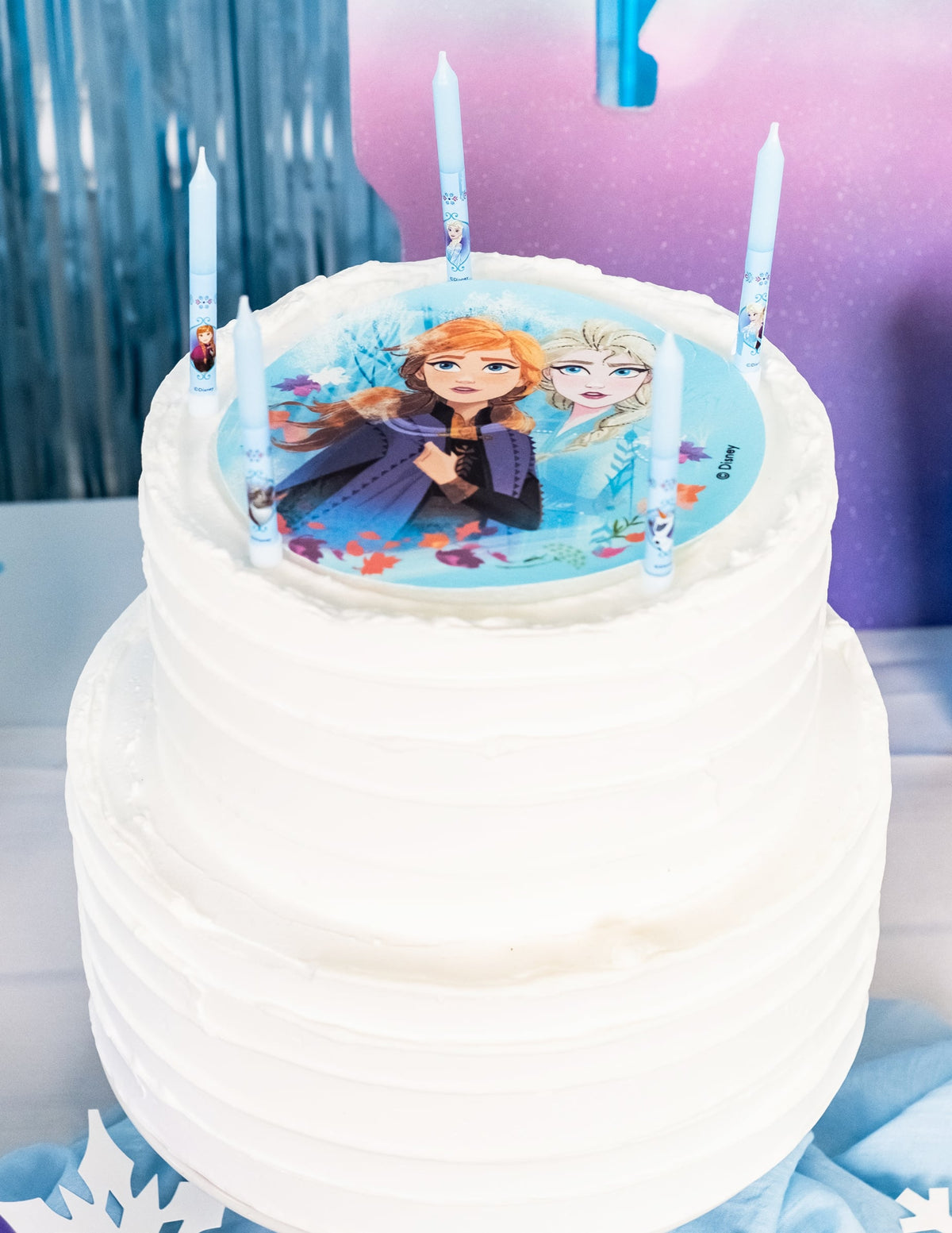 Mise en situation sur un gâteau des bougies anniversaire La Reine des Neiges