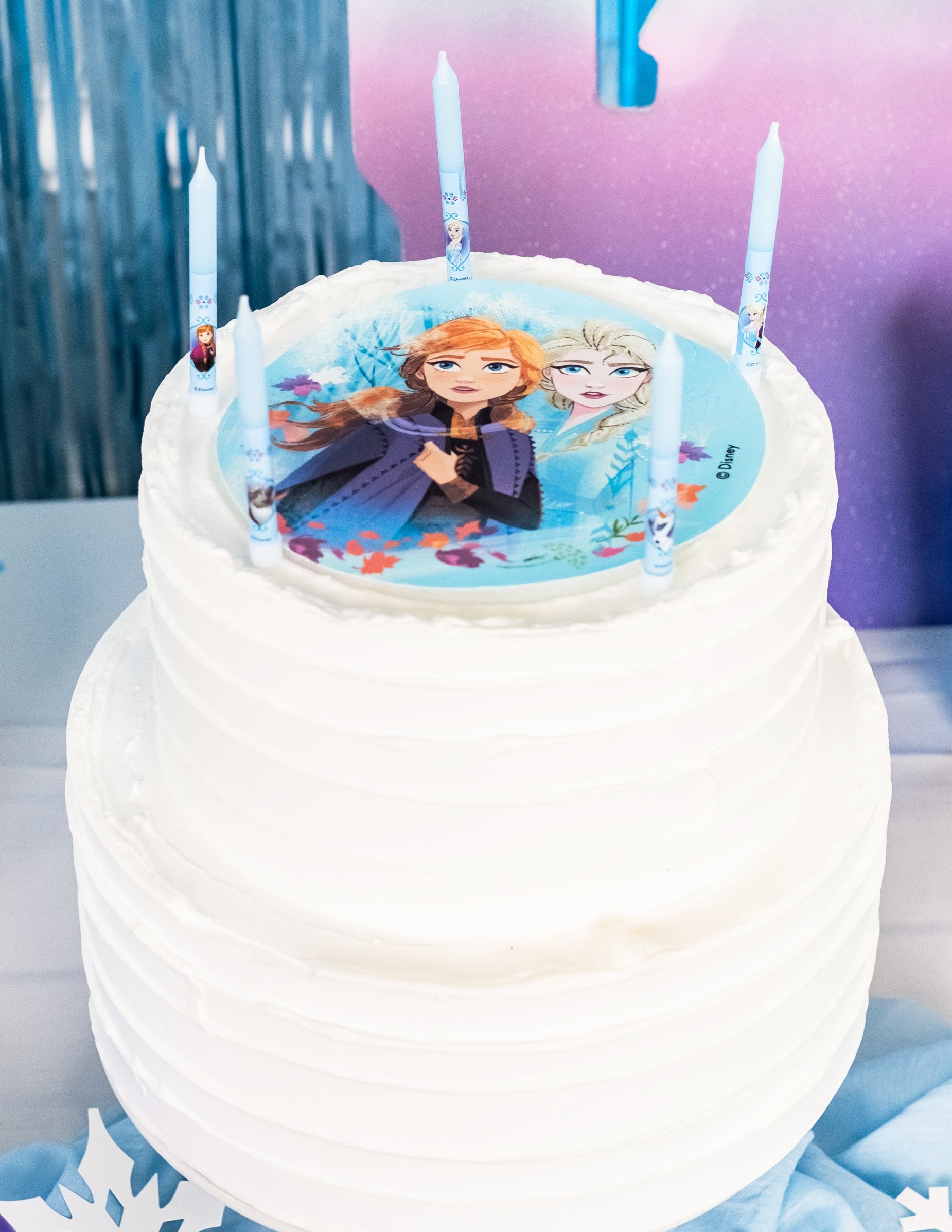 Mise en situation sur un gâteau des bougies anniversaire La Reine des Neiges