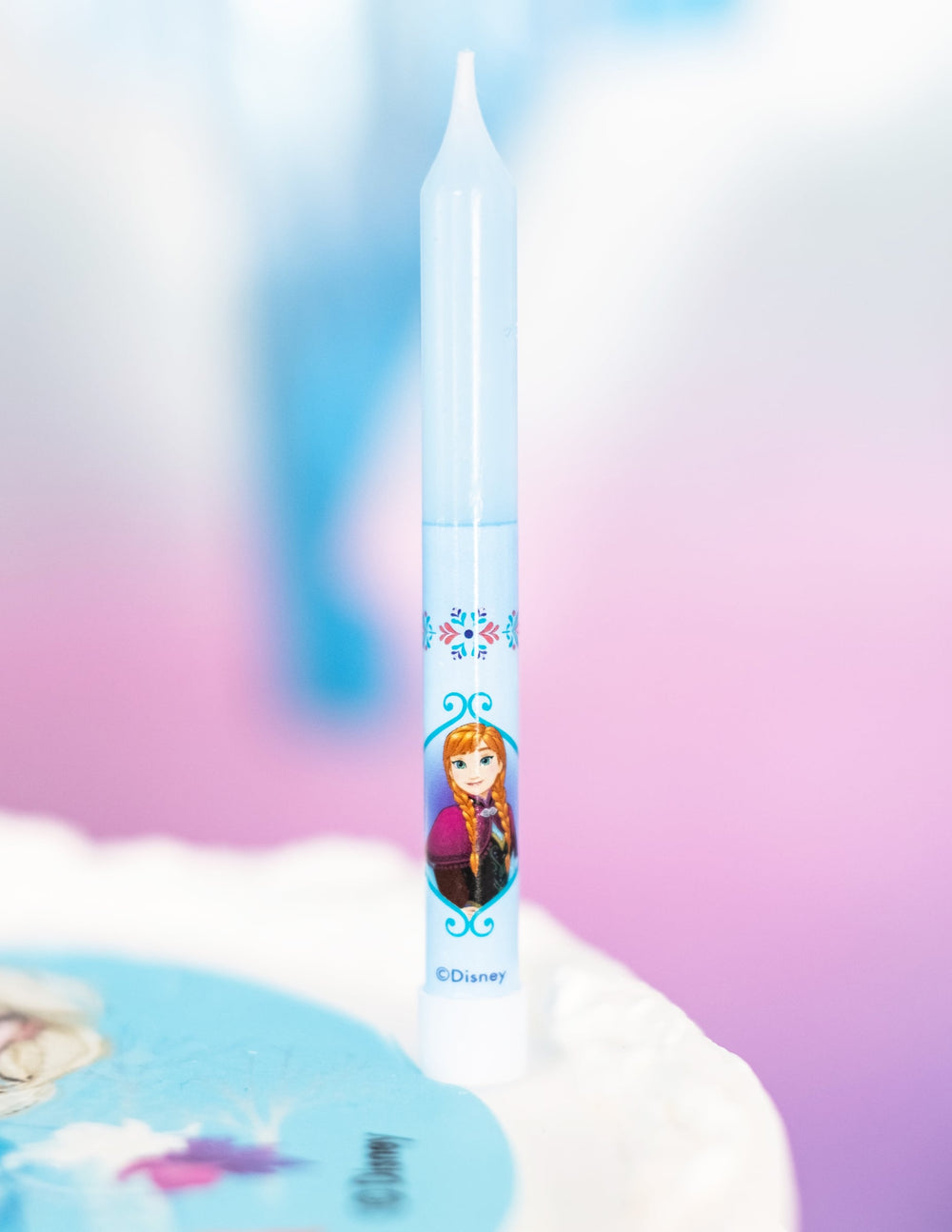 Gros plan sur le portrait d'Anna des bougies anniversaire La Reine des Neiges
