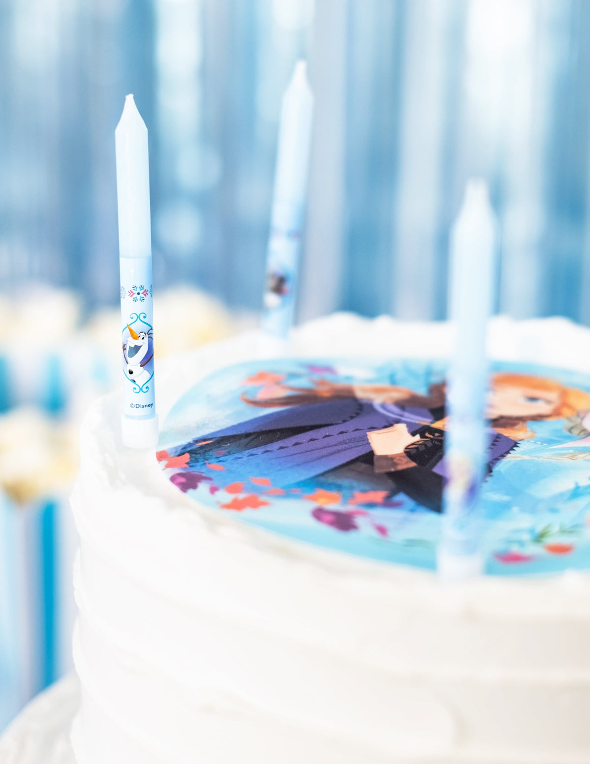 Gros plan sur le portrait d'Olaf des bougies anniversaire La Reine des Neiges