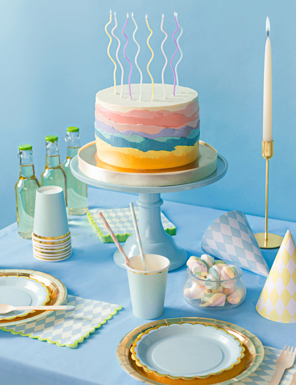 Mise en scène sur table d'anniversaire des 8 bougies spirales pastel pour fête