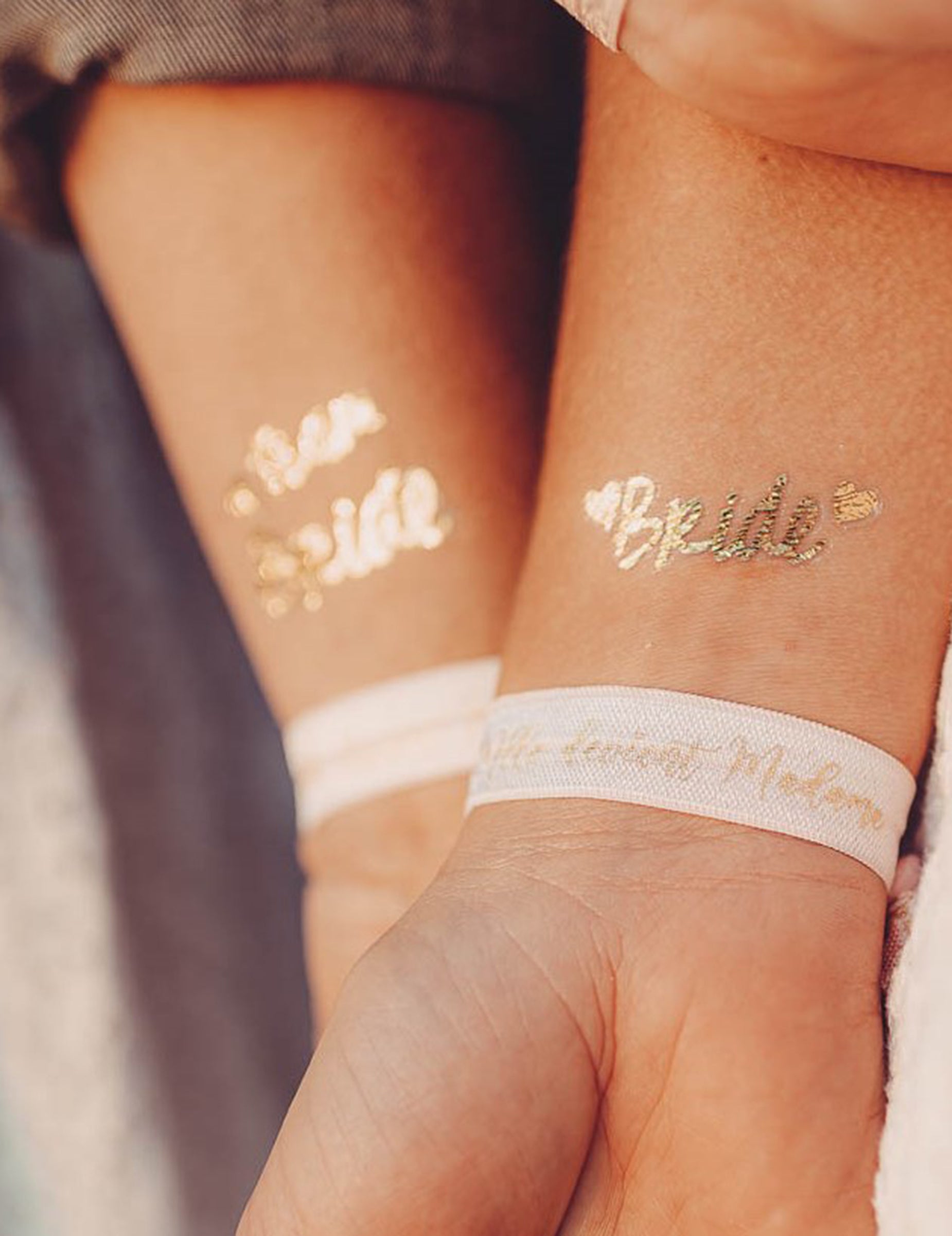 Détail au poignet des 8 bracelets Mlle devient madame