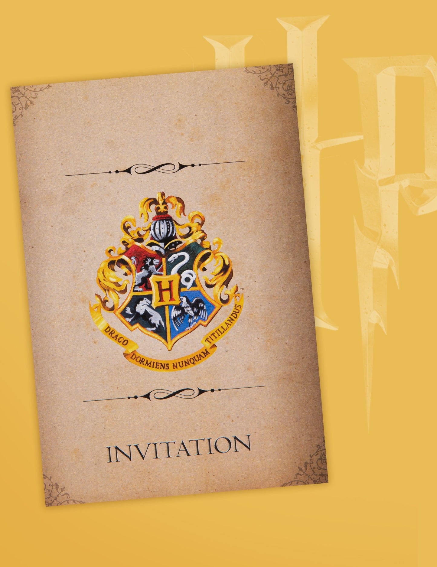 Gros plan sur le blason de Poudlard des cartes d'invitation Harry Potter