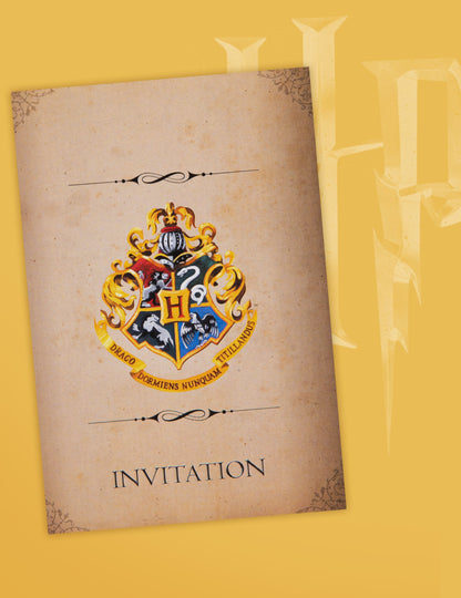 Gros plan sur le blason de Poudlard des cartes d'invitation Harry Potter