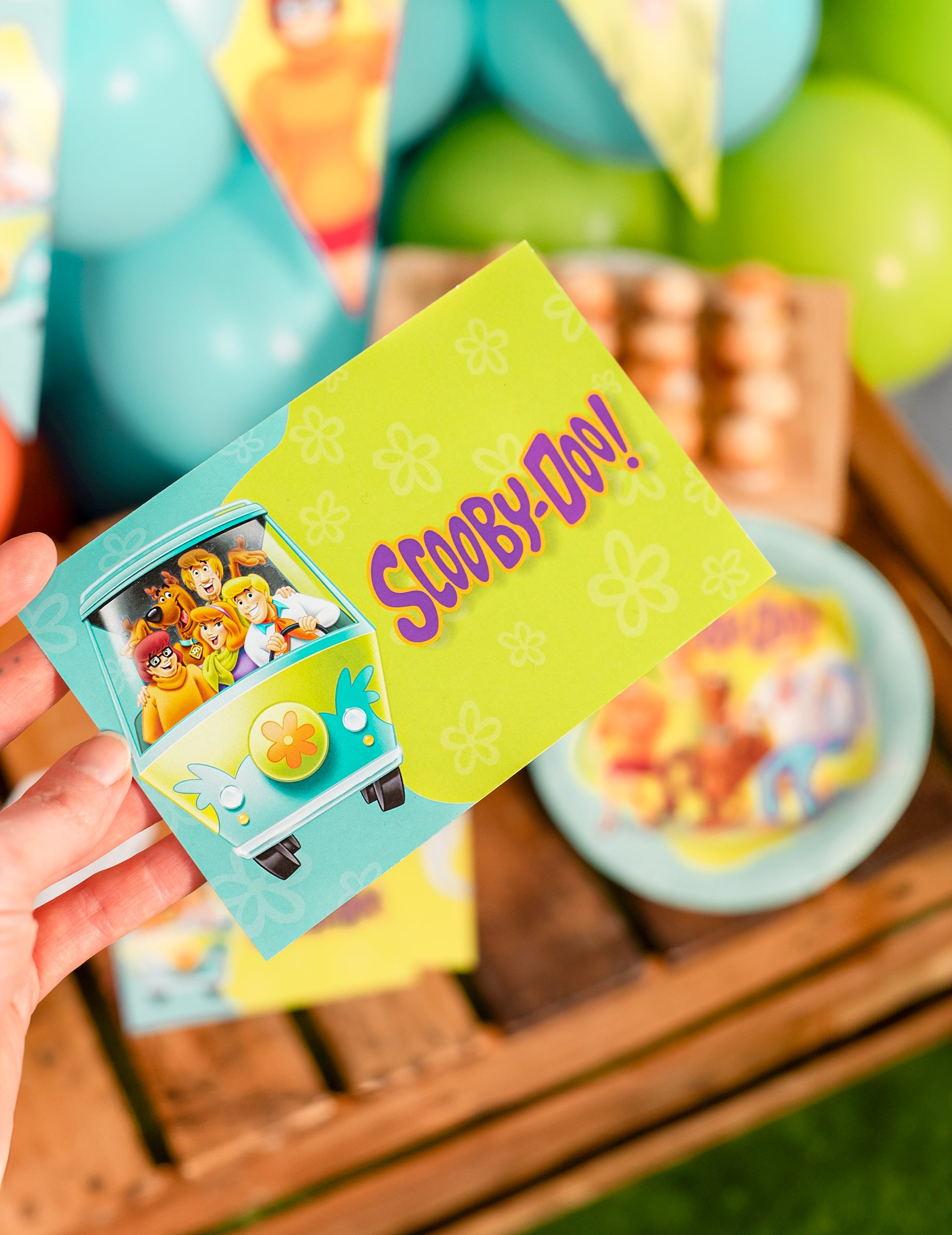 Invitation tenue en main des cartes d'invitation avec enveloppes Scooby-Doo