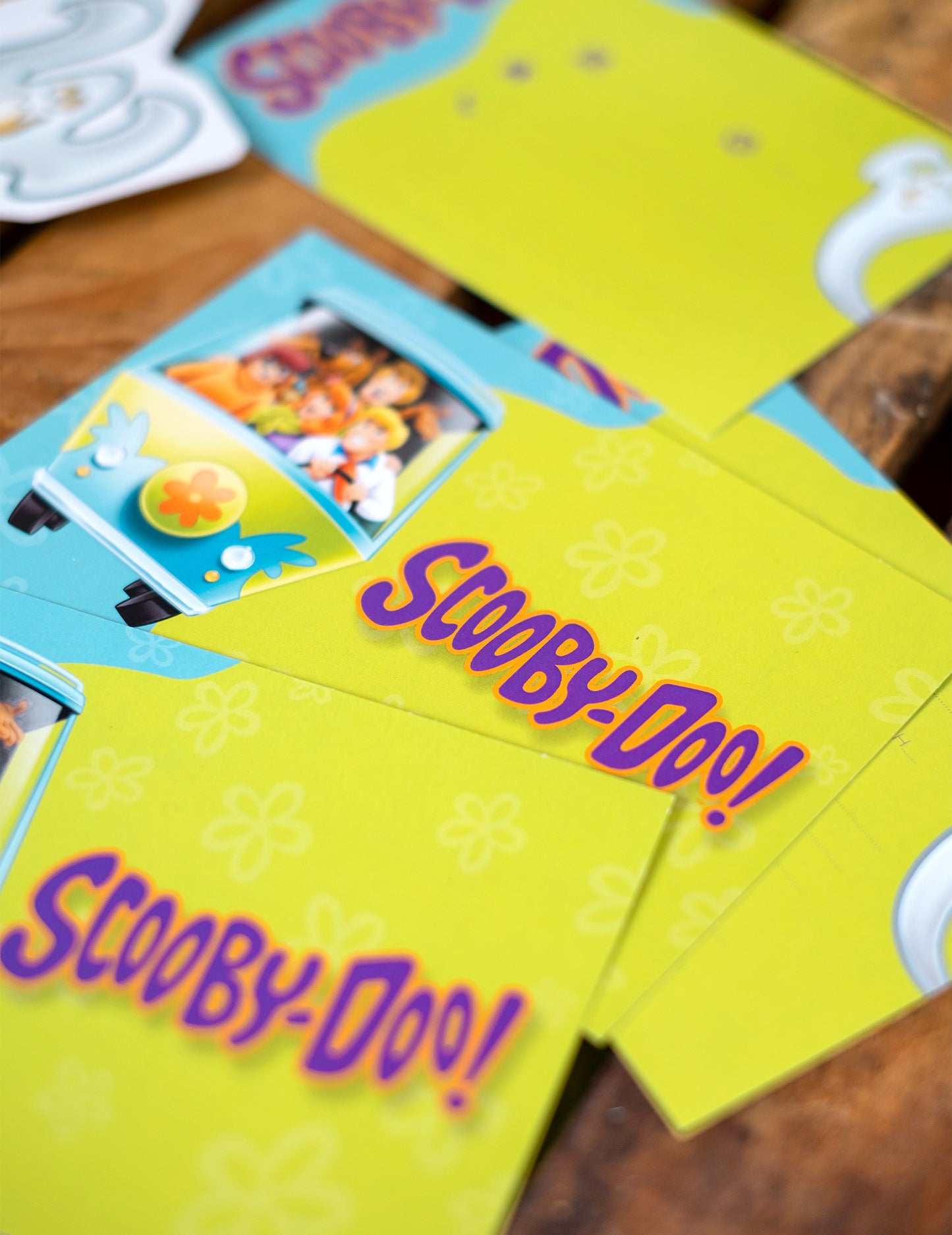 Gros plan sur les détails des 8 cartes d'invitation avec enveloppes Scooby-Doo