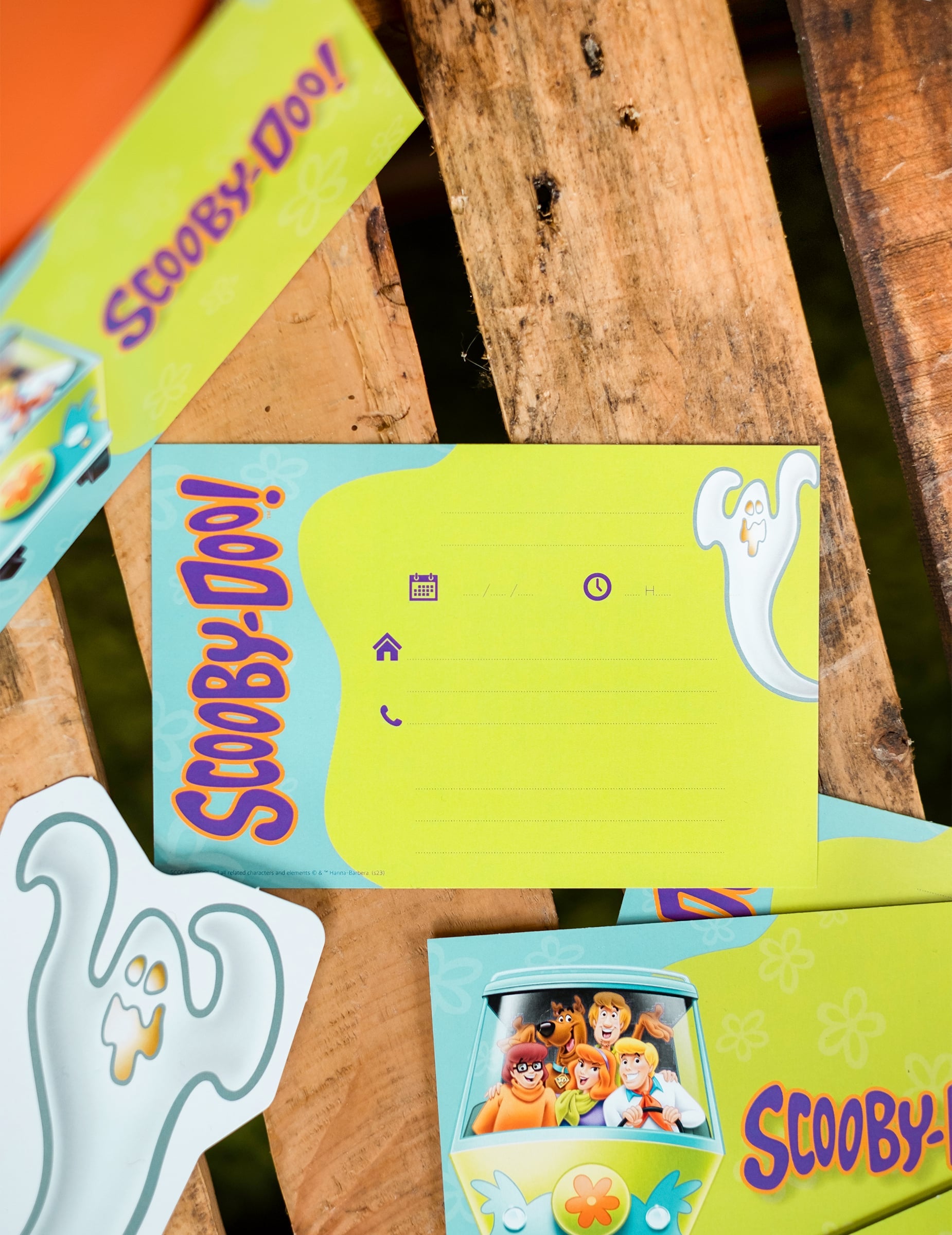 Vue d'ensemble des éléments des cartes d'invitation avec enveloppes Scooby-Doo